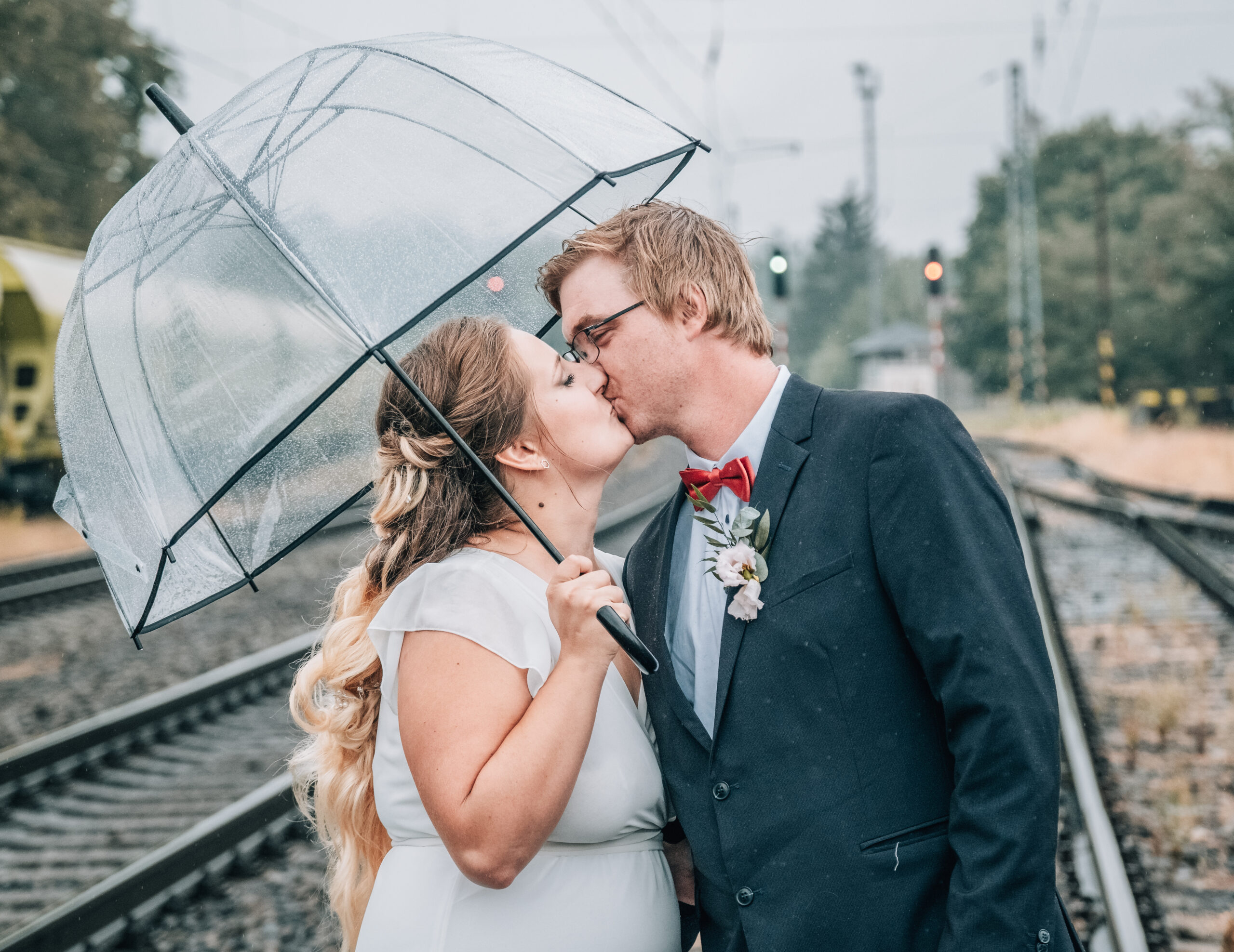 KDYŽ PRŠÍ ŠTĚSTÍ.. ANEB SVATEBNÍ FOCENÍ V POČASÍ NA PYTEL