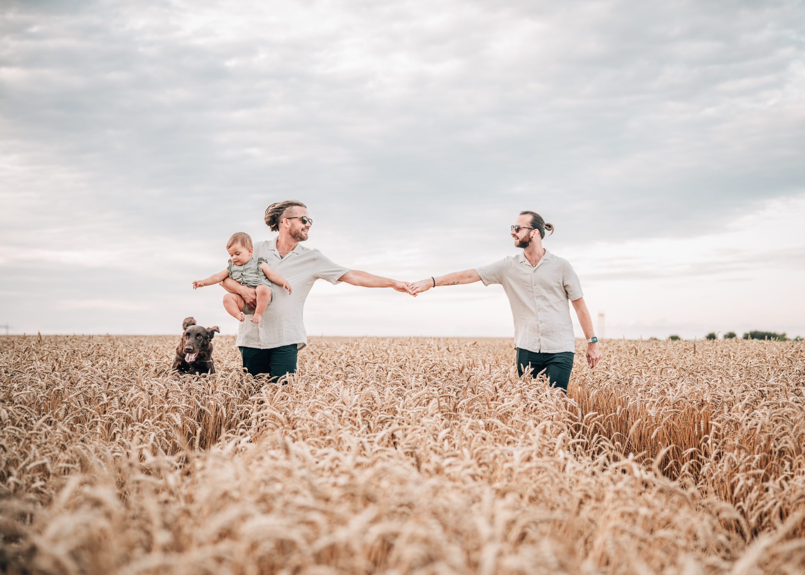 KDYŽ DĚTI ŘVOU, PES ČŮRÁ A BABIČKA KOUKÁ MIMO ZÁBĚR: REALITA RODINNÝHO FOCENÍ